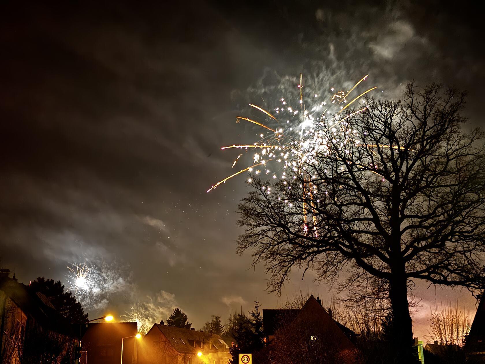 Nürnberg ist gut in das neue Jahr gestartet - für viele Nürnbergerinnen und Nürnberger durfte da das Feuerwerk an Silvester nicht fehlen. Wir haben die Bilder von dem Spektakel am Himmel über der Stadt.