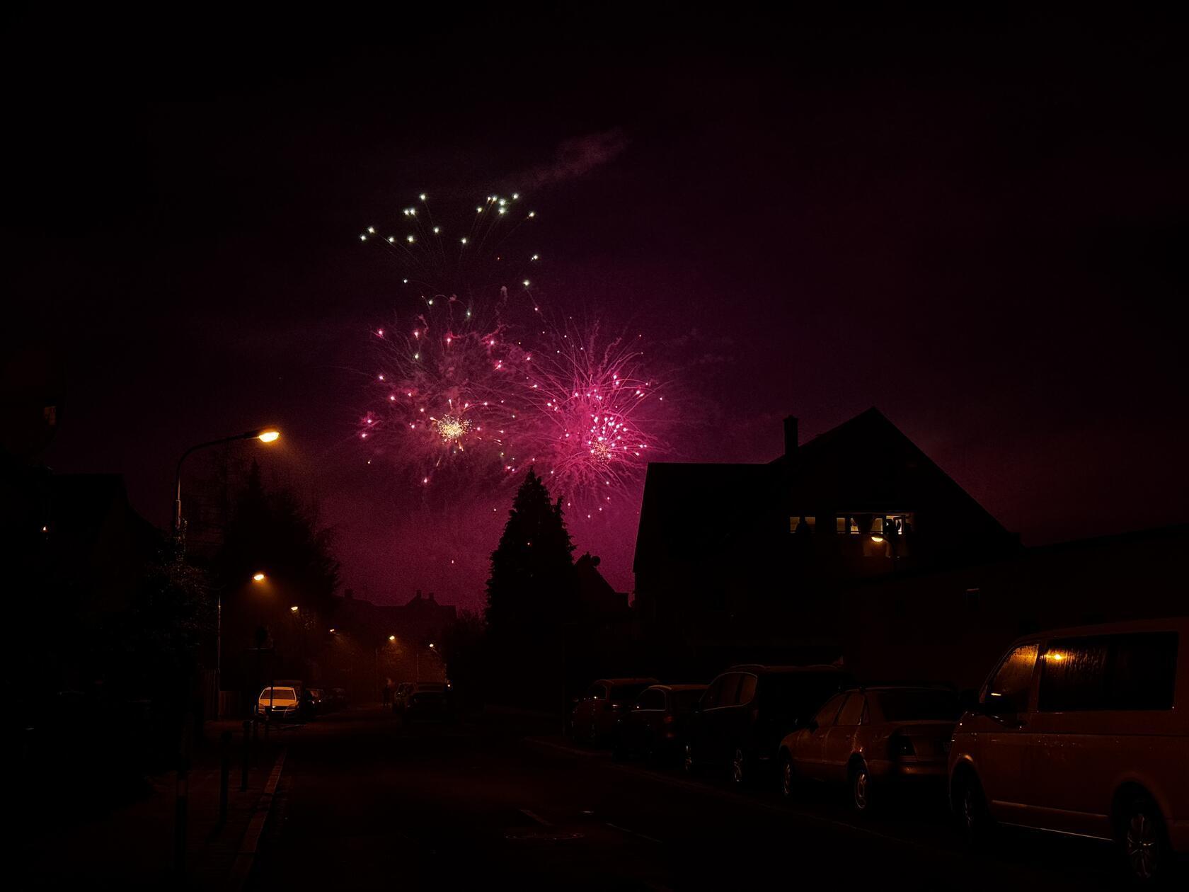 Nürnberg ist gut in das neue Jahr gestartet - für viele Nürnbergerinnen und Nürnberger durfte da das Feuerwerk an Silvester nicht fehlen. Wir haben die Bilder von dem Spektakel am Himmel über der Stadt.