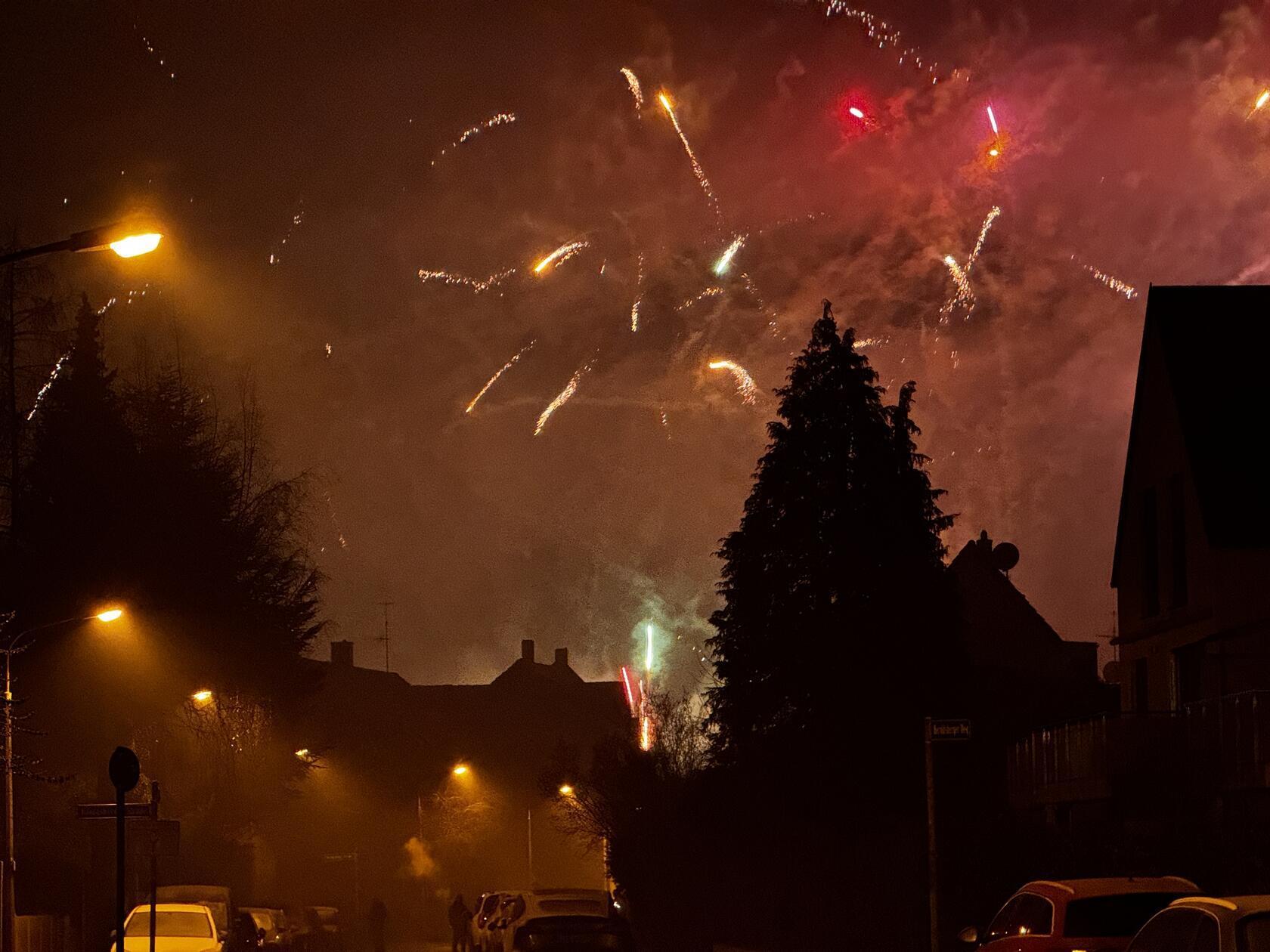 Nürnberg ist gut in das neue Jahr gestartet - für viele Nürnbergerinnen und Nürnberger durfte da das Feuerwerk an Silvester nicht fehlen. Wir haben die Bilder von dem Spektakel am Himmel über der Stadt.