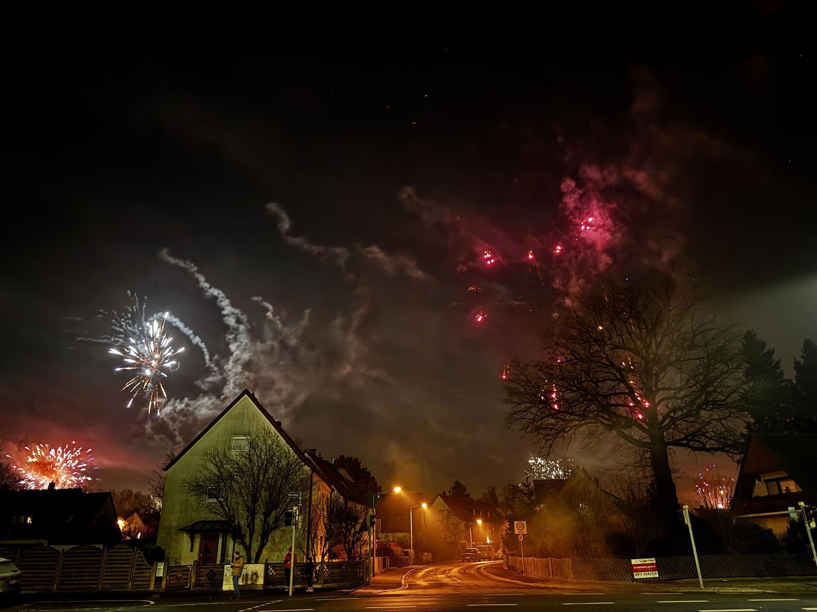 Nürnberg ist gut in das neue Jahr gestartet - für viele Nürnbergerinnen und Nürnberger durfte da das Feuerwerk an Silvester nicht fehlen. Wir haben die Bilder von dem Spektakel am Himmel über der Stadt.