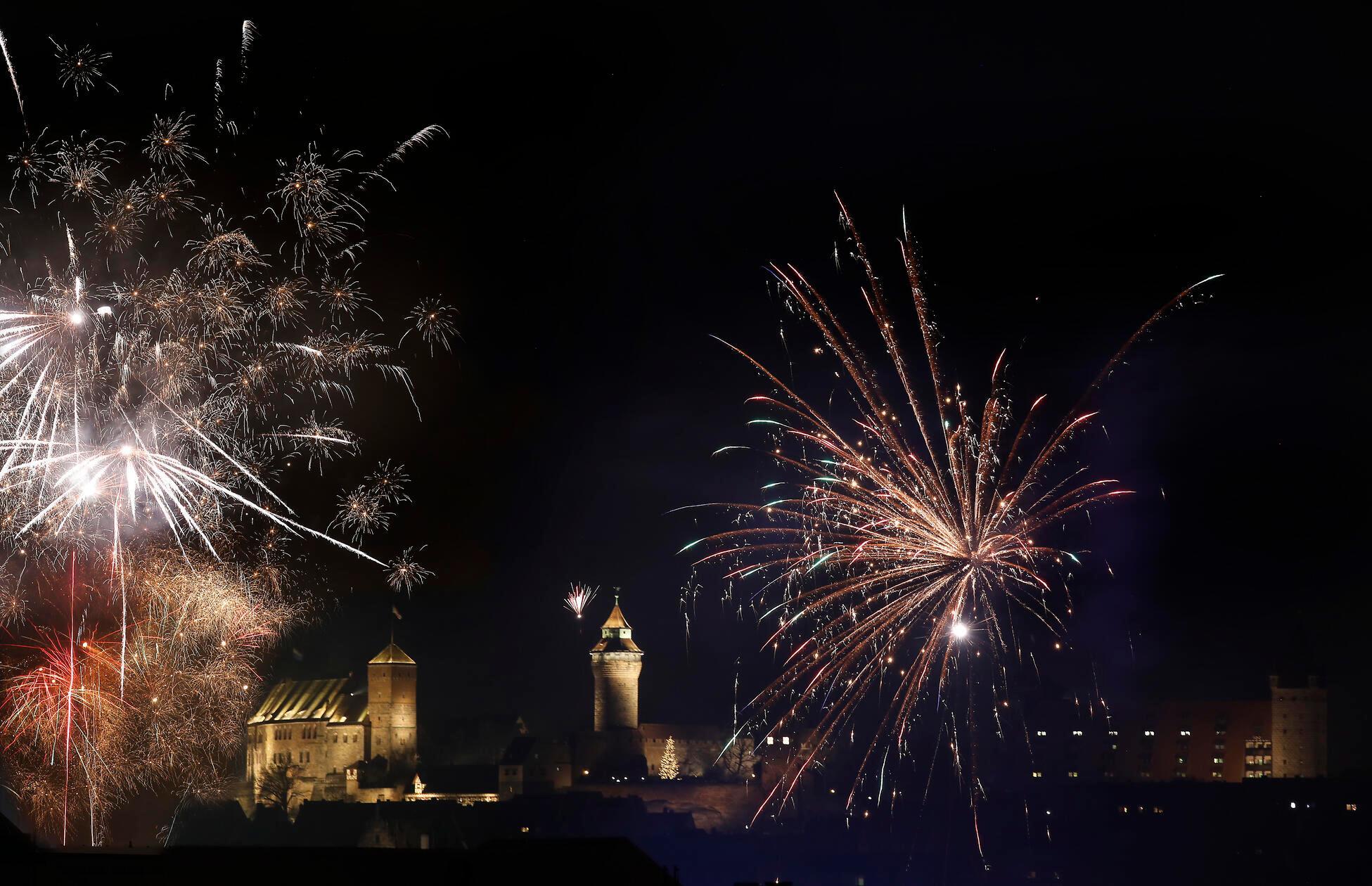 Nürnberg ist gut in das neue Jahr gestartet - für viele Nürnbergerinnen und Nürnberger durfte da das Feuerwerk an Silvester nicht fehlen. Wir haben die Bilder von dem Spektakel am Himmel über der Stadt.