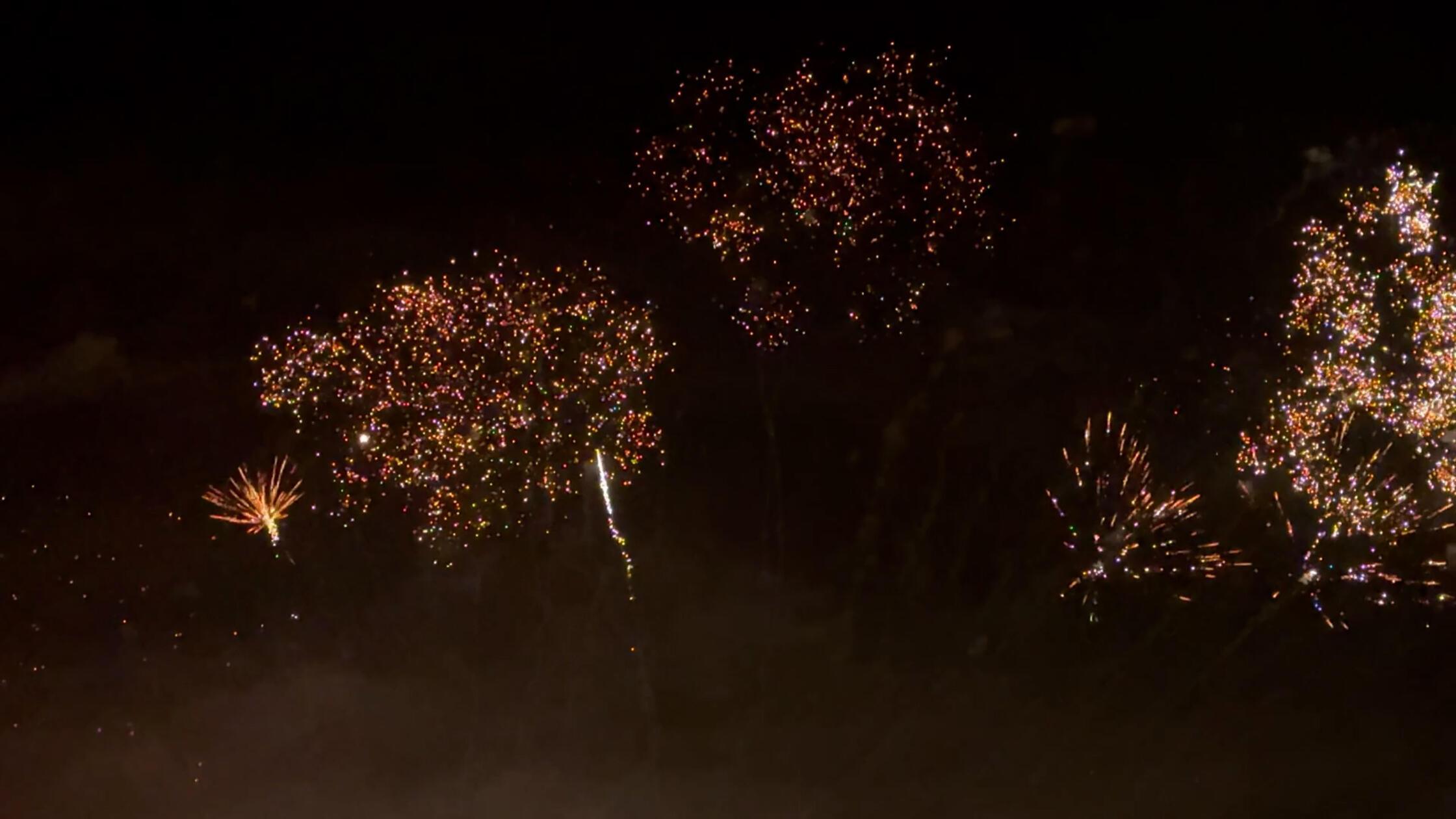 Um Mitternacht zündeten die Bewohner zahlreiche große Feuerwerkskörper und sorgten so für ein buntes Spektakel am Nachthimmel.