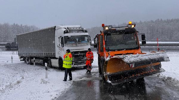 Der Wintereinbruch stellte viele Verkehrsteilnehmer vor große Probleme, im Raum Hof blieben mehrere LKW stecken.