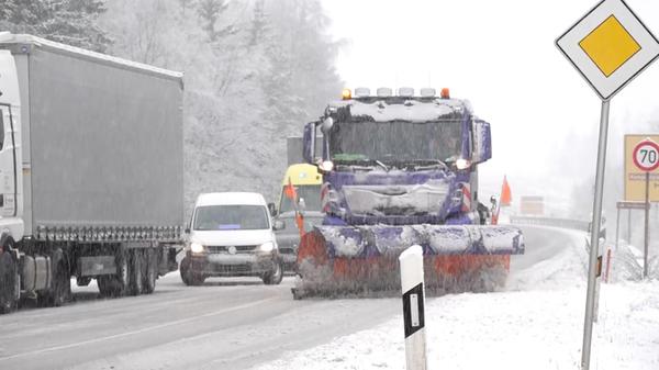 Deshalb musste der Winterdienst anrücken und die Fahrzeuge befreien.