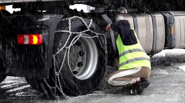 Mithilfe von Schneeketten konnte die Fahrt anschließend fortgesetzt werden.