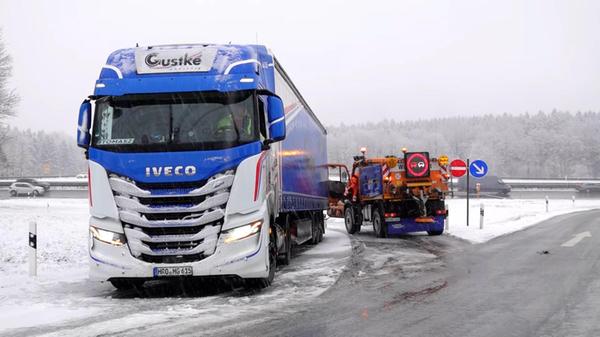 Durch ein frühzeitiges Abbremsen und Stoppen nach dem ersten Rutschen der LKW konnten Unfälle verhindert werden.