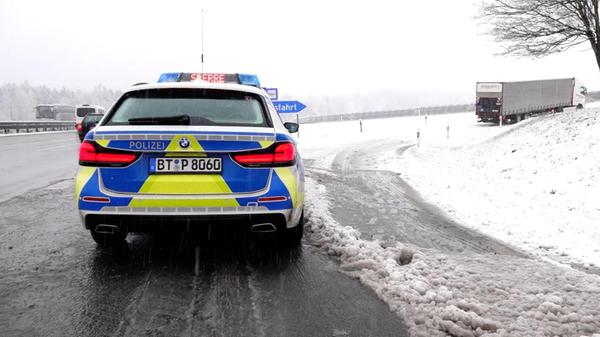 Deshalb sprach die Polizei den LKW-Fahrern ein Lob aus, andernorts verunglückten die Beamten dagegen selbst.