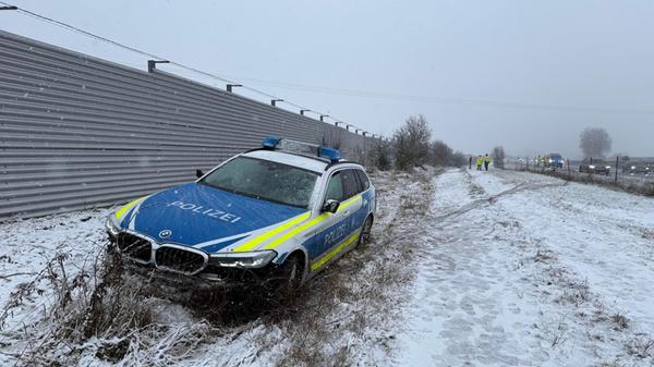 Auf der A70 im Landkreis Kulmbach kam ein Streifenwagen nach rechts von der Autobahn ab, durchbrach einen Wildschutzzaun und kam zum Stehen. Der Unfall ging glimpflich aus, das Schadensbild hielt sich in Grenzen.