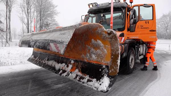 Die Polizei empfiehlt bei derartigen Wetterverhältnissen, besonders vorausschauend zu fahren, den Abstand zu anderen Verkehrsteilnehmern zu vergrößern und stets bremsbereit zu sein.