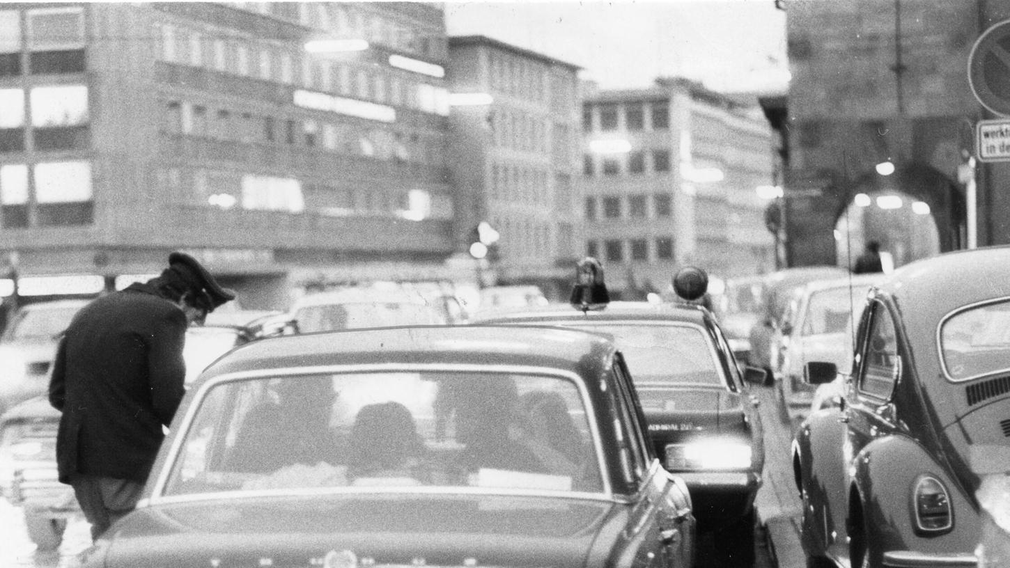 Nach der Entführung herrschte in der Innenstadt nicht nur Martinshorn-Verbot. Die Polizei kontrollierte auch fast alle Autos. Nach der Entführung herrschte in der Innenstadt nicht nur Martinshorn-Verbot. Die Polizei kontrollierte auch fast alle Autos.