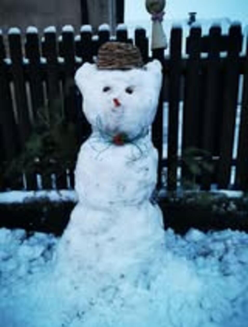 Der Schnee reicht sogar aus, um erste Schneemänner zu bauen.