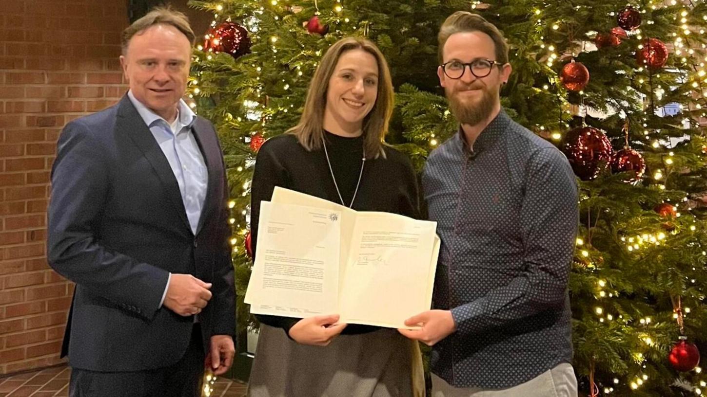Landrat Kai Zwicker (links) überreichte Lisa und Simon Bartusch ein Belobigungsschreiben für ihr Eingreifen. Landrat Kai Zwicker (links) überreichte Lisa und Simon Bartusch ein Belobigungsschreiben für ihr Eingreifen.
