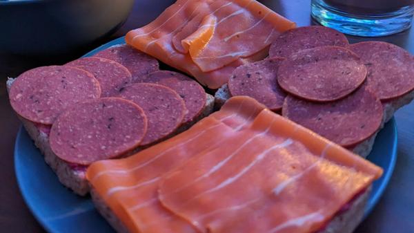 Räucherlachs_Essen_Toastbrot_Rückruf_Salami_vegan