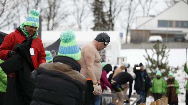 Klassisches Eisschwimmen findet ab Temperaturen unter 5 Grad Celsius statt. Erst dann gelten Rekorde, die aufgestellt werden.