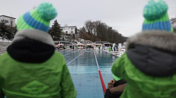 Außen war man dann doch lieber warm eingepackt.