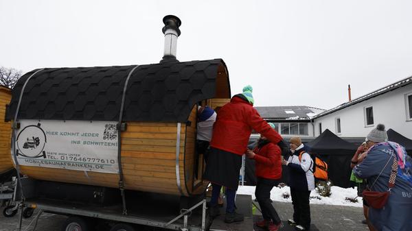 Nach dem Eisschwimmen können sich die Teilnehmenden in einer Sauna aufwärmen. Sie wurde nur für das Event aufgestellt.