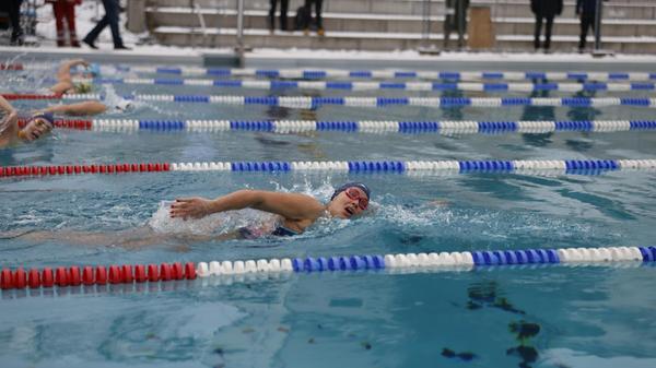 Achtung beim Nachmachen: Eisschwimmen kann für den Kreislauf gefährlich werden. Völlig ungeübt sollte man sich also lieber nicht ins eiskalte Wasser stürzen.