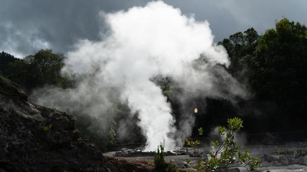In dem Städtchen Furnas auf der Insel São Miguel dampft und zischt es aus dem Boden. Die vulkanische Aktivität unter den Atlantik-Inseln wird hier so richtig sichtbar.