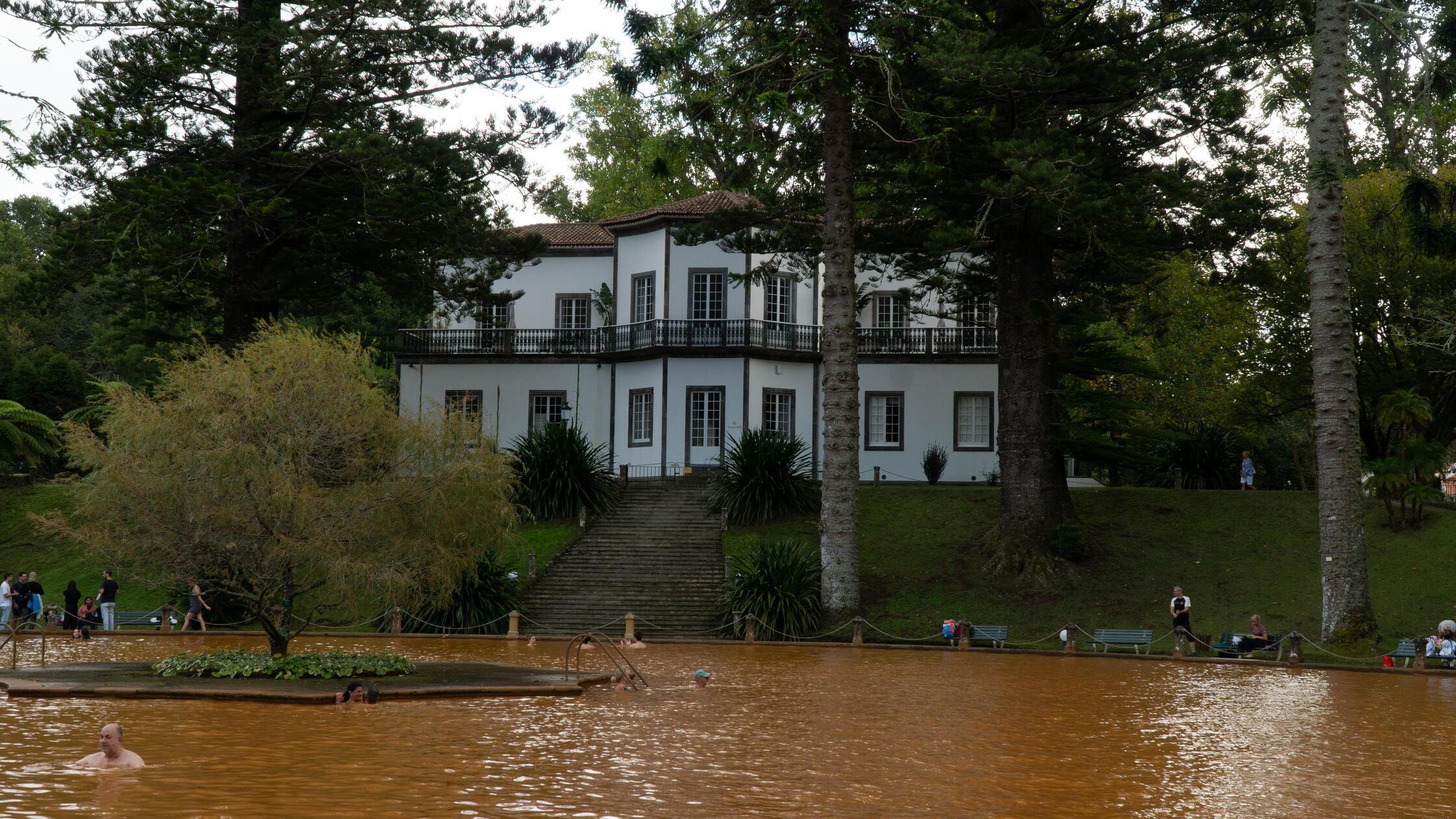Mitten in Furnas: Der Terra Nostra Park. Wie ein Freiland-Museum für Pflanzen aus aller Welt. Das Highlight hier ist der rostrote Pool im Herzen des Parks. Das warme, eisenhaltige Quellwasser soll bei einem Bad die Haut verjüngen.
