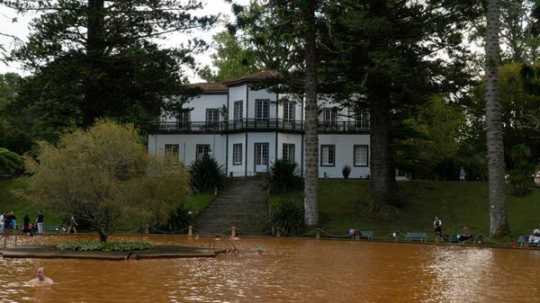 Mitten in Furnas: Der Terra Nostra Park. Wie ein Freiland-Museum für Pflanzen aus aller Welt. Das Highlight hier ist der rostrote Pool im Herzen des Parks. Das warme, eisenhaltige Quellwasser soll bei einem Bad die Haut verjüngen.