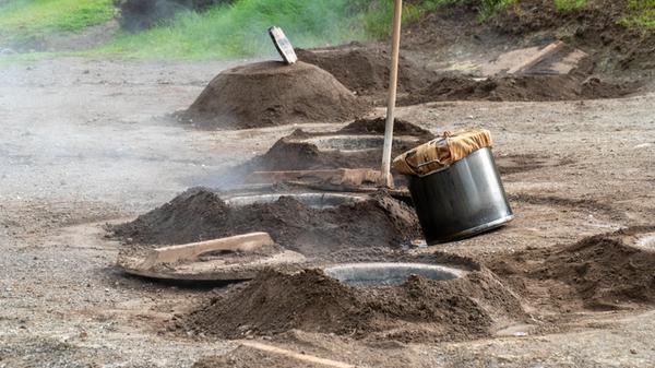 Auch kulinarisch nutzen die Einheimischen auf den Azoren den Vulkanismus. Cozído das Furnas heißt der berüchtigte Eintopf, der über Stunden in den vulkanischen Quellen vor sich hin köchelt.