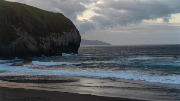 Nicht umsonst gelten die Azoren als "Inseln des ewigen Frühlings". Rund um das Jahr liegen die Temperaturen um angenehme 15 bis 25 Grad. Da lassen sich selbst noch später im Jahr Abende an den schwarzen Sandstränden genießen.