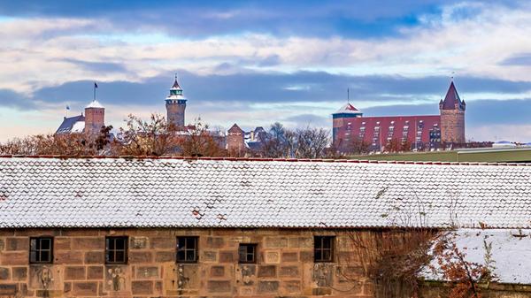 Blick über die Nürnberger Stadtmauer hoch zur Kais