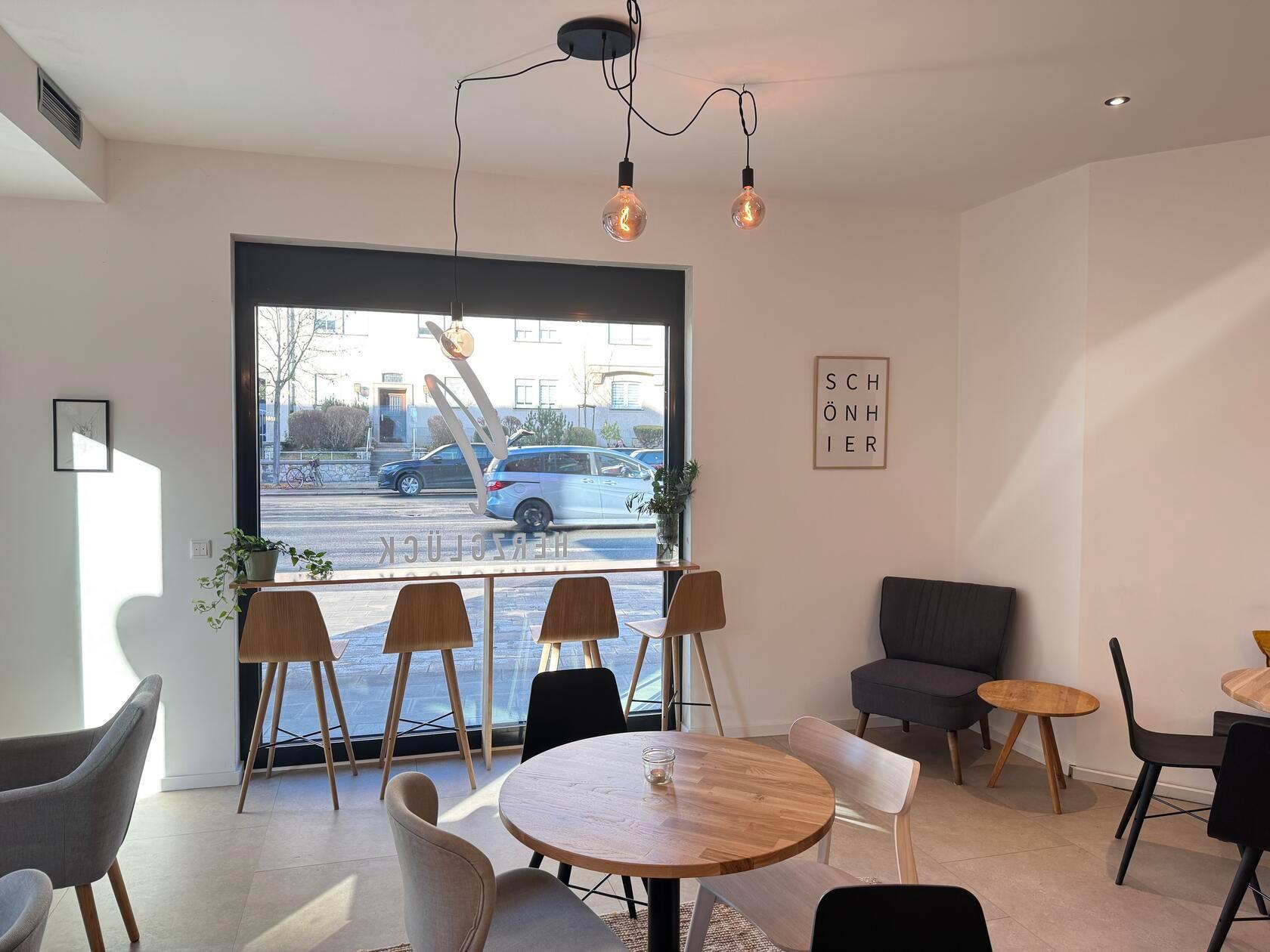 Freundlich, hell, modern: Man fühlt sich wohl im Herzglück.