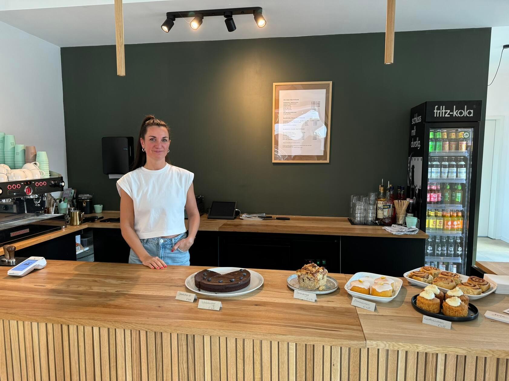 Die Inhaberin Katharina Schammann an ihrer selbstgebauten Theke.