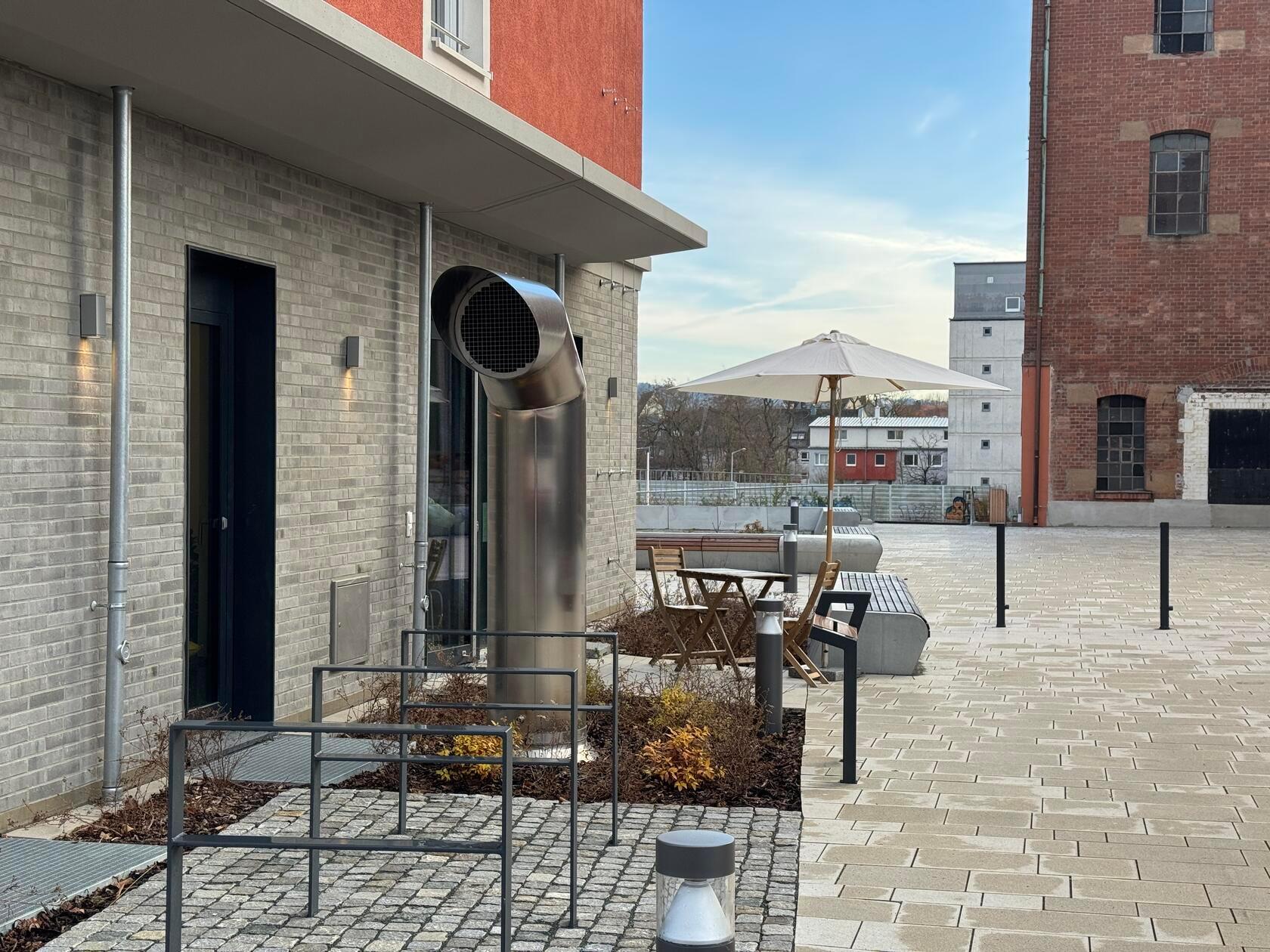 Auch die Umgebung ist modern.