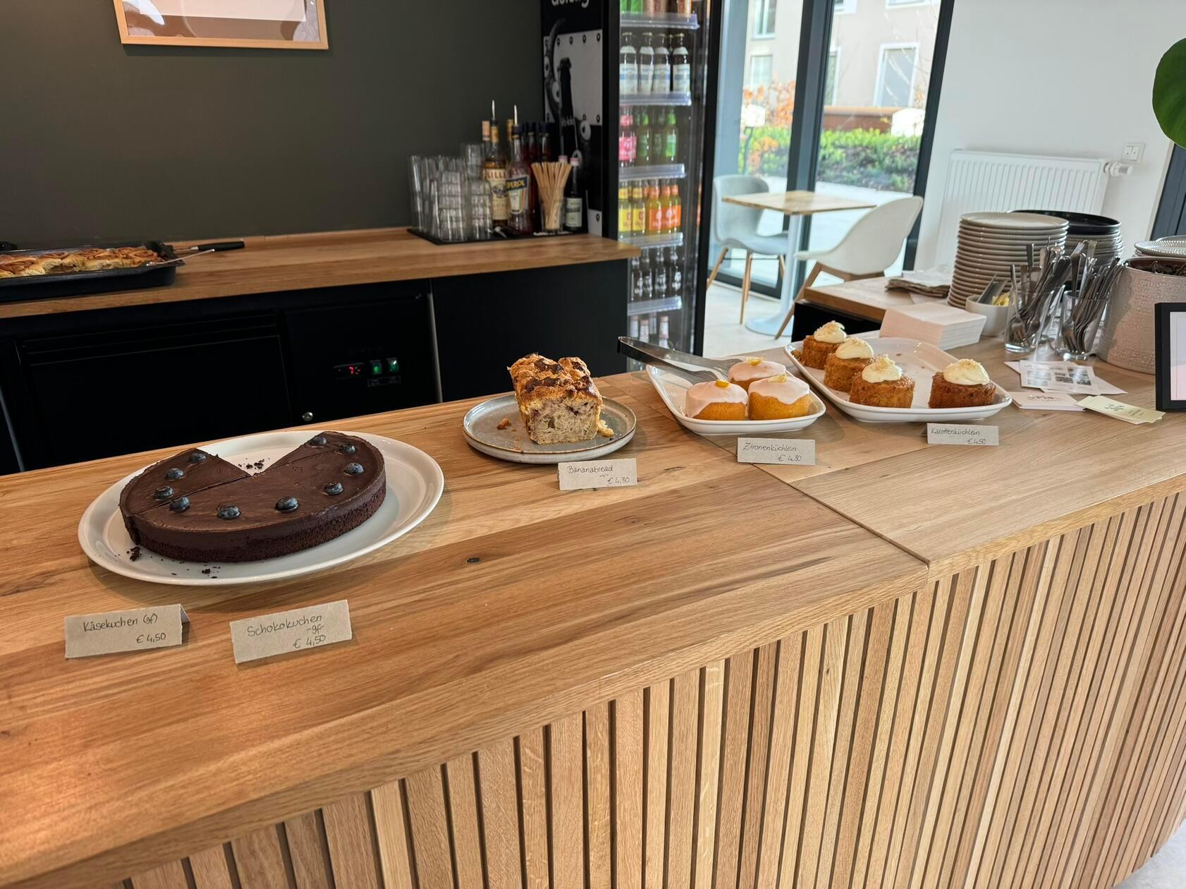 Zehn Kuchen habe sie "in der Rotation", die Zimtschnecken seien aber der absolute Kassenschlager.