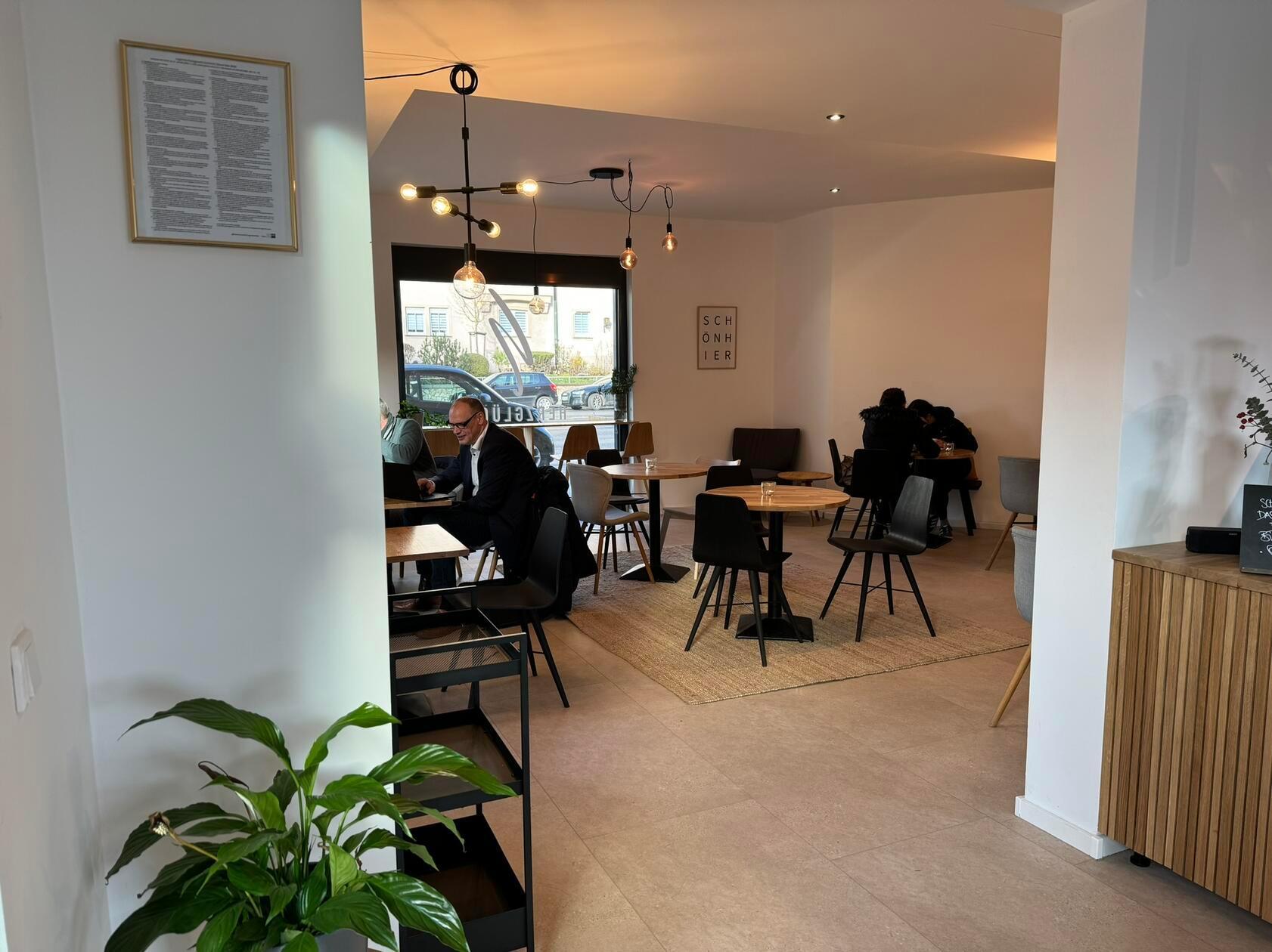 Mit ein paar ausgewählten Pflanzen fühlt es sich auch in sehr minimalistischer Einrichtung angenehm an.