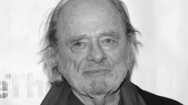 Als Bösewicht prägte Harris Yulin zahlreiche Kino-Erfolge - von "Scarface" bis "Ghostbusters". Zudem wirkte er über Jahrzehnte am Theater. Am 10. Juni ist der Schauspieler verstorben, wie seine Familie und seine Managerin nun bestätigten. Laut Informationen der Boulevardzeitung "The Sun" erlag der US-Amerikaner den Folgen eines Herzinfarkts. Sein filmisches Werk umfasst knapp 150 Werke.