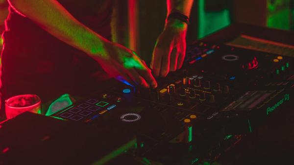 Sie ist bekannt und beliebt: die Retro-Ü30-Party im Nürnberger Parks. Am Samstag, 11. Januar, lädt das Lokal im Stadtpark ab 22 Uhr ein, um zu wilden Hits der 80er, 90er und 2000er zu tanzen. In der Bar sowie im Weidezimmer erwartet die Besucher House-Musik. Der Eintritt zur Veranstaltung kostet zehn Euro.