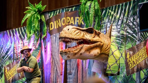 Die lebendige Dinosaurier-Show gastiert am Samstag, 11. Januar, in der Meistersingerhalle in Nürnberg. Bei den drei Shows um 10, 13 und 16 Uhr können sich Jung und Alt auf eine Zeitreise in die Erdgeschichte machen. Besucher können sich auf ferngesteuerte Dinosaurier, Kostüme, Soundgeräusche und mehr freuen. Tickets für die Shows sind ab 16 Euro erhältlich.
