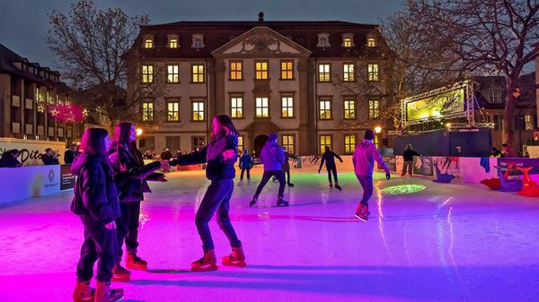 Tipp für alle Kufen-Cracks und Hobby-Eisläufer: Noch bis Sonntag, 12. Januar, hat die Eisfläche in der Erlanger Innenstadt geöffnet.