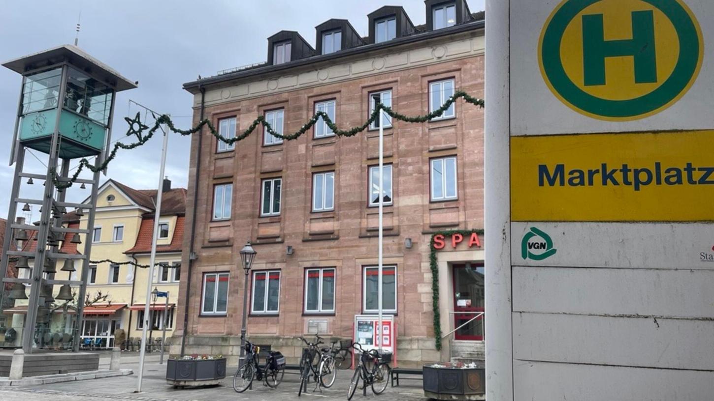 Die Polizei sucht Hilfe bei der Bevölkerung: Es geht um einen Randalierer, der ziemliches Chaos in einer Bankfiliale am Marktplatz Gunzenhausen hinterlassen hat. Die Polizei sucht Hilfe bei der Bevölkerung: Es geht um einen Randalierer, der ziemliches Chaos in einer Bankfiliale am Marktplatz Gunzenhausen hinterlassen hat.