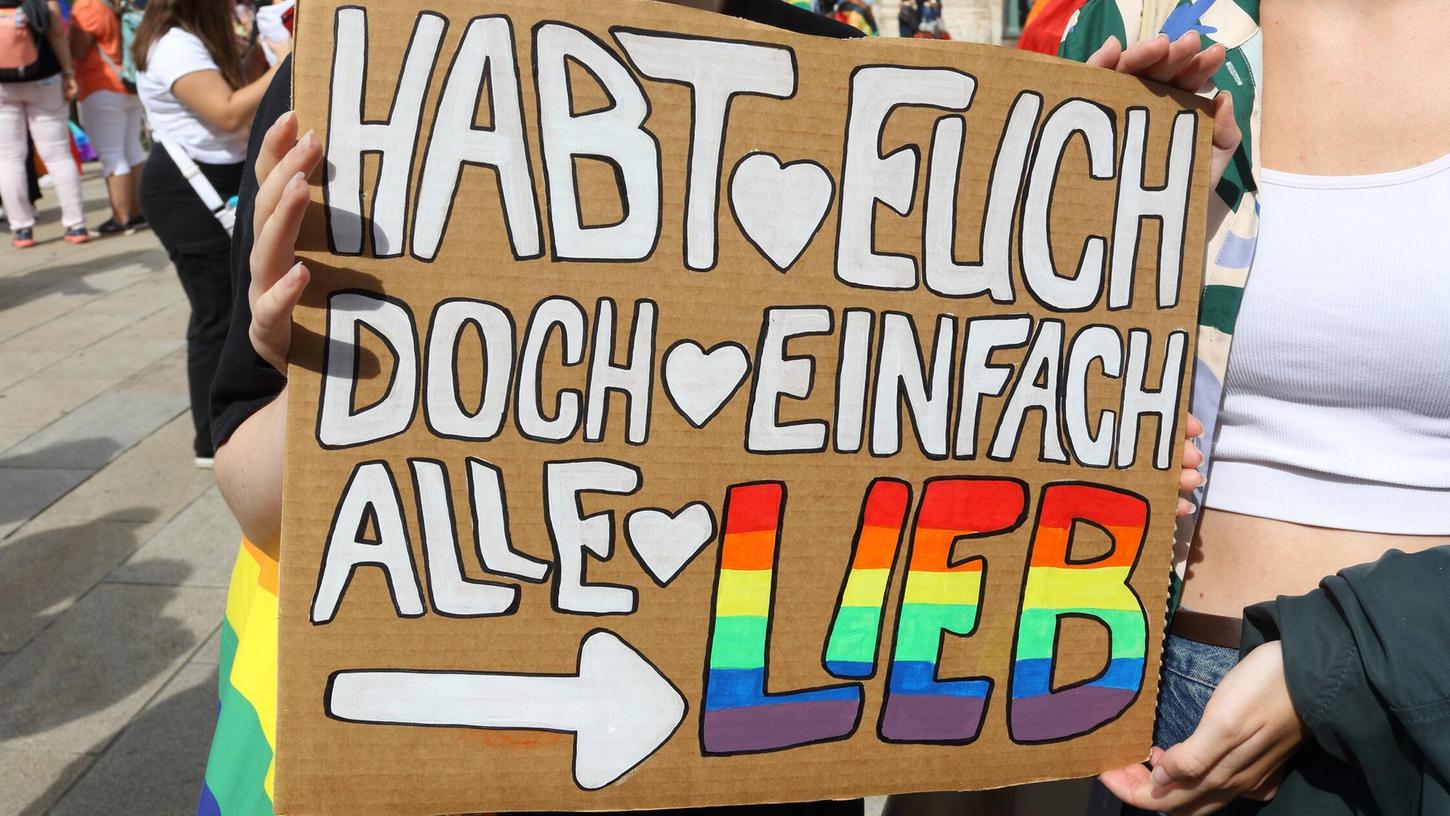 Der CSD Nürnberg nimmt an einer bundesweiten Kampagne "Wähl Liebe" anlässlich der anstehenden Bundestagswahl teil. Der CSD Nürnberg nimmt an einer bundesweiten Kampagne "Wähl Liebe" anlässlich der anstehenden Bundestagswahl teil.
