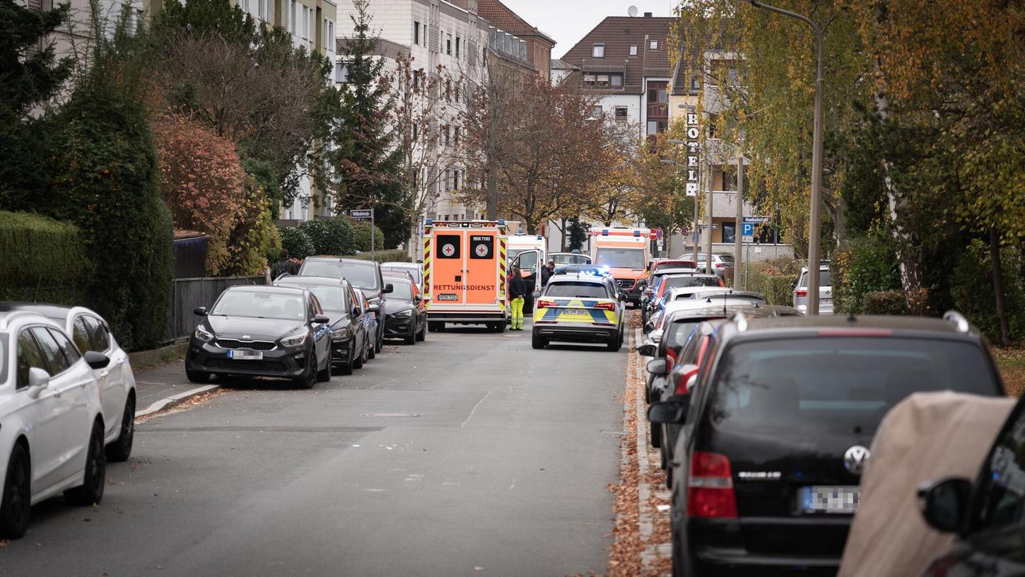 Im Nürnberger Stadtteil Schoppershof kam es am 2. November zu einem Großeinsatz der Polizei. Dabei wurde ein 51-jähriger Mann durch drei Schüsse aus einer Dienstwaffe tödlich verletzt. Im Nürnberger Stadtteil Schoppershof kam es am 2. November zu einem Großeinsatz der Polizei. Dabei wurde ein 51-jähriger Mann durch drei Schüsse aus einer Dienstwaffe tödlich verletzt.