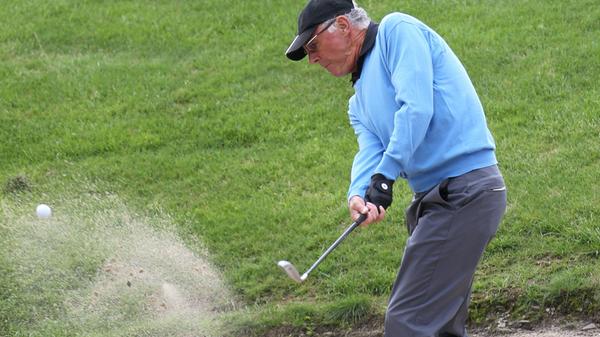 Komplexe Sachverhalte erklärt uns der Kaiser so, dass wir sie alle verstehen. Dieser sportliche Anti-Intellektualismus trägt auch abseits der Fußballstadien Früchte: Auf dem Golfplatz kann der Kaiser auf sein Handicap 9 stolz sein.