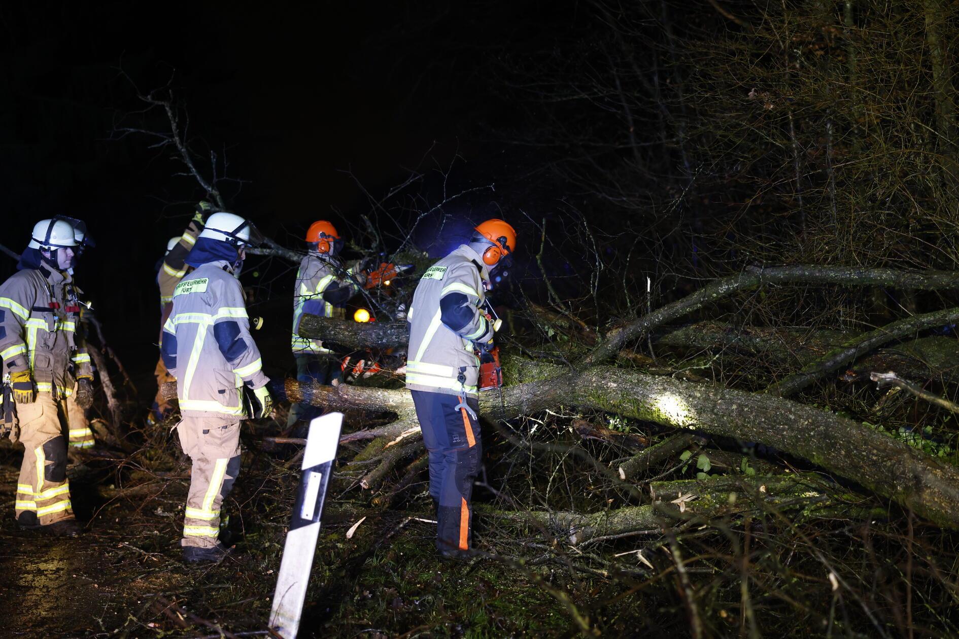 Am Abend waren mehrere Rettungskräfte im Einsatz, um den umgestürzten Bäumen Herr zu werden.