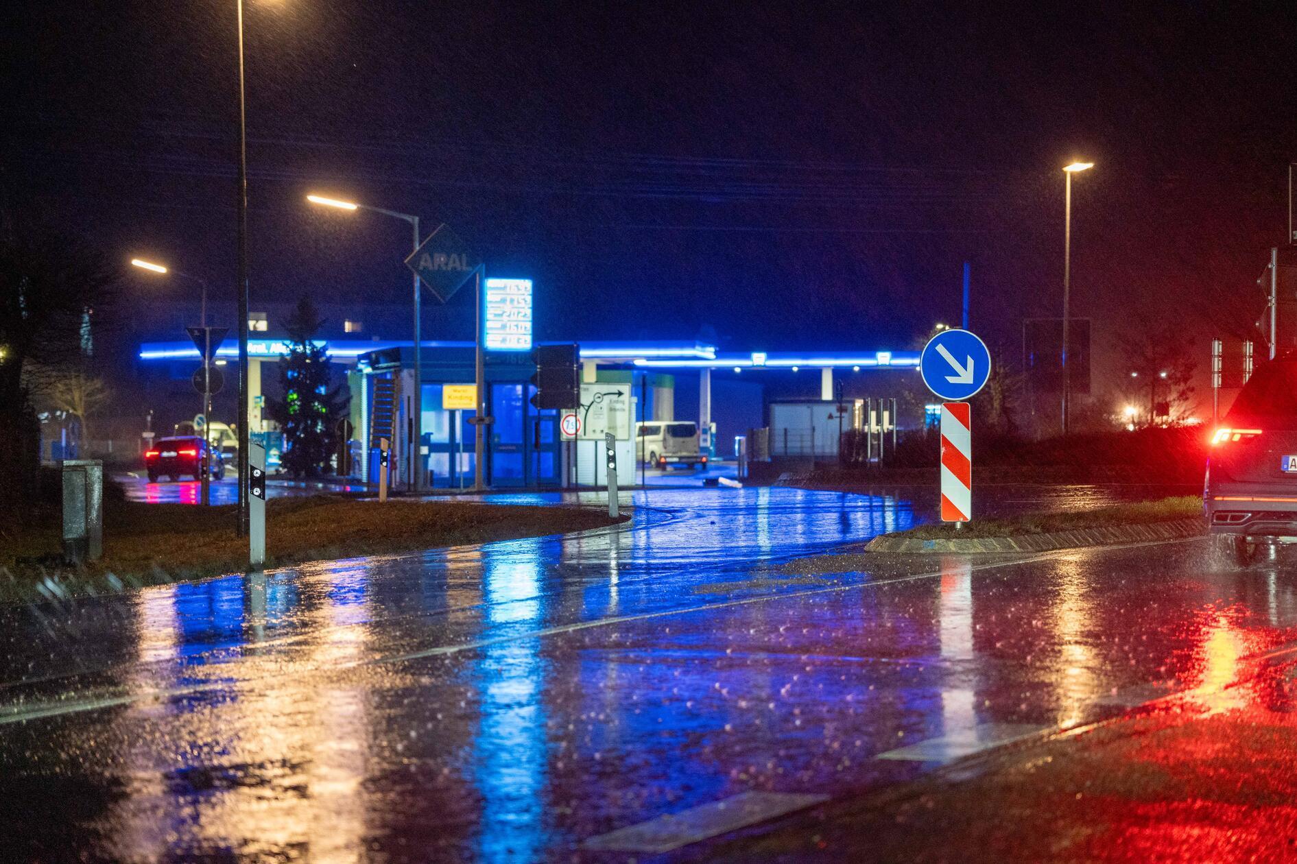 Die Wetterlage sorgte für nasse und teils überschwemmte Straßen.