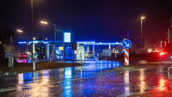 Die Wetterlage sorgte für nasse und teils überschwemmte Straßen.