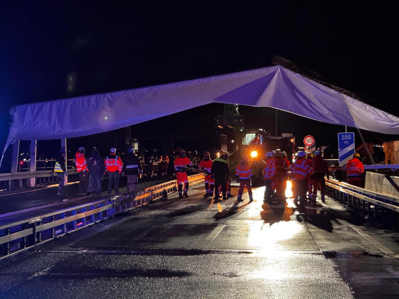 Am Donnerstagabend hat ein schwerer Sturm in Bayern für erhebliche Verkehrsprobleme auf der Autobahn A3 gesorgt.