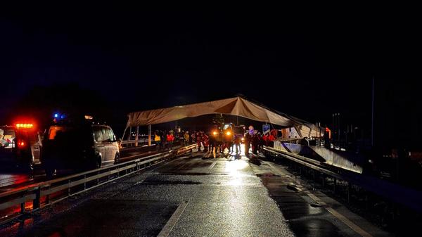 Ein Bauzelt mit den Ausmaßen von 50 x 150 Metern wurde von den starken Böen erfasst und auf die Fahrbahn geweht.