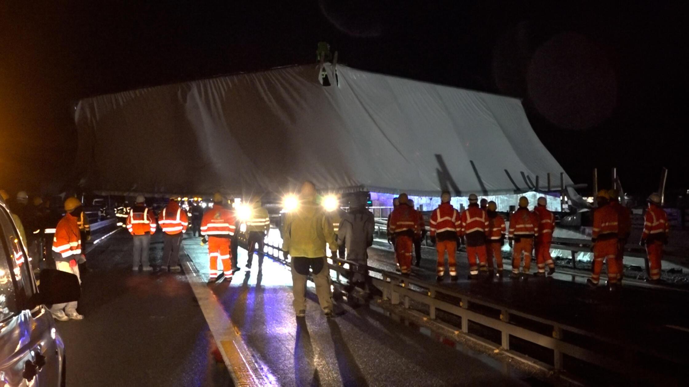 Das Zelt blockierte mehrere Fahrspuren, wodurch die Autobahn in beide Richtungen gesperrt werden musste.