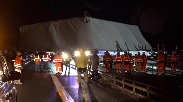 Das Zelt blockierte mehrere Fahrspuren, wodurch die Autobahn in beide Richtungen gesperrt werden musste.