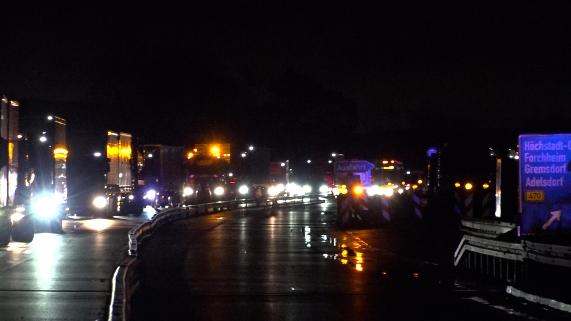 Zwischen den beiden Anschlussstellen Höchstadt Ost und Pommelsbrunn kam es daraufhin zu einer Vollsperrung.