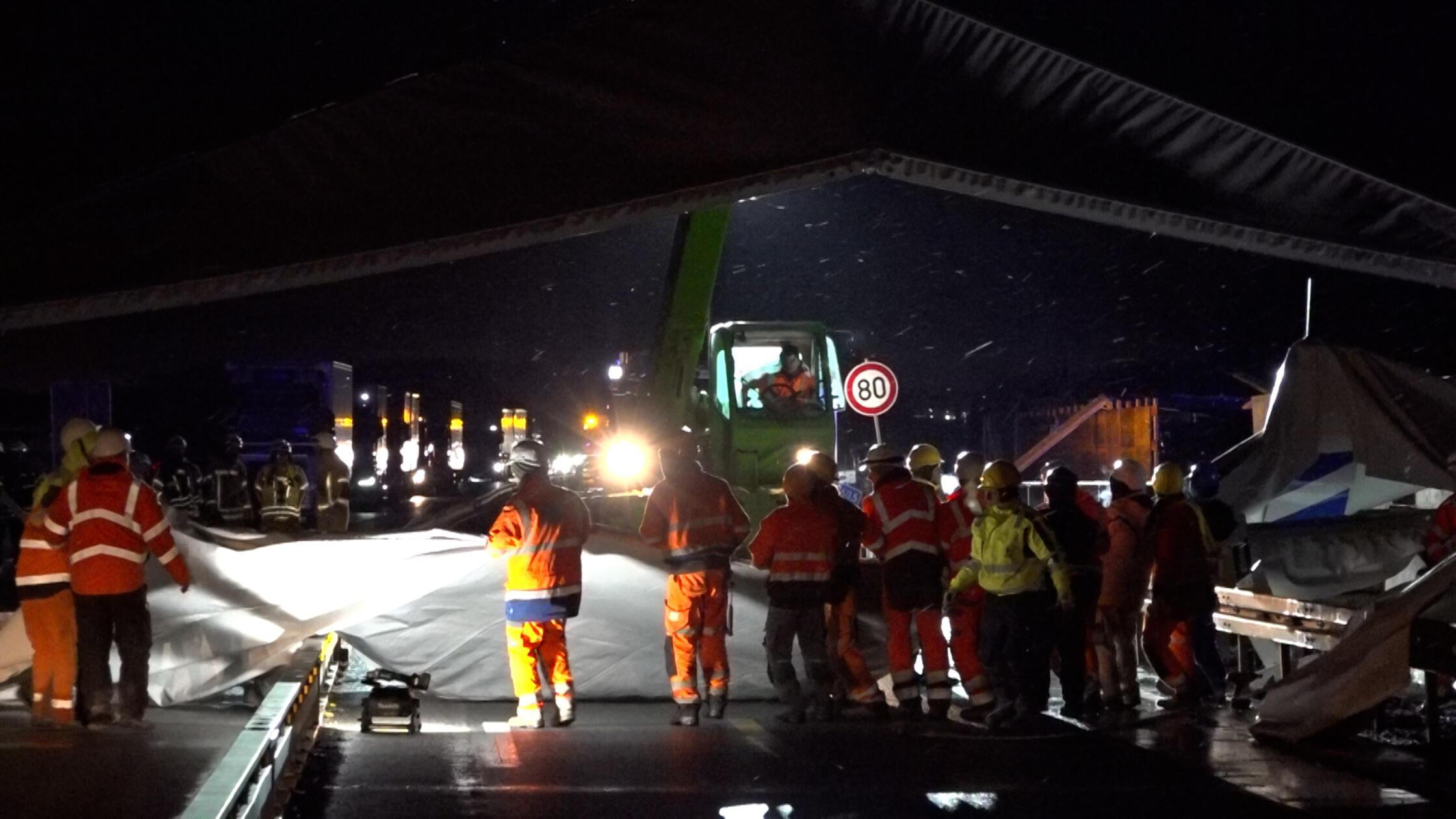 Die Polizei musste das Gestell laut Angaben eines Sprechers vor Ort auseinandernehmen, da sie das Zelt nicht in einem Stück von der Fahrbahn schaffen konnten.