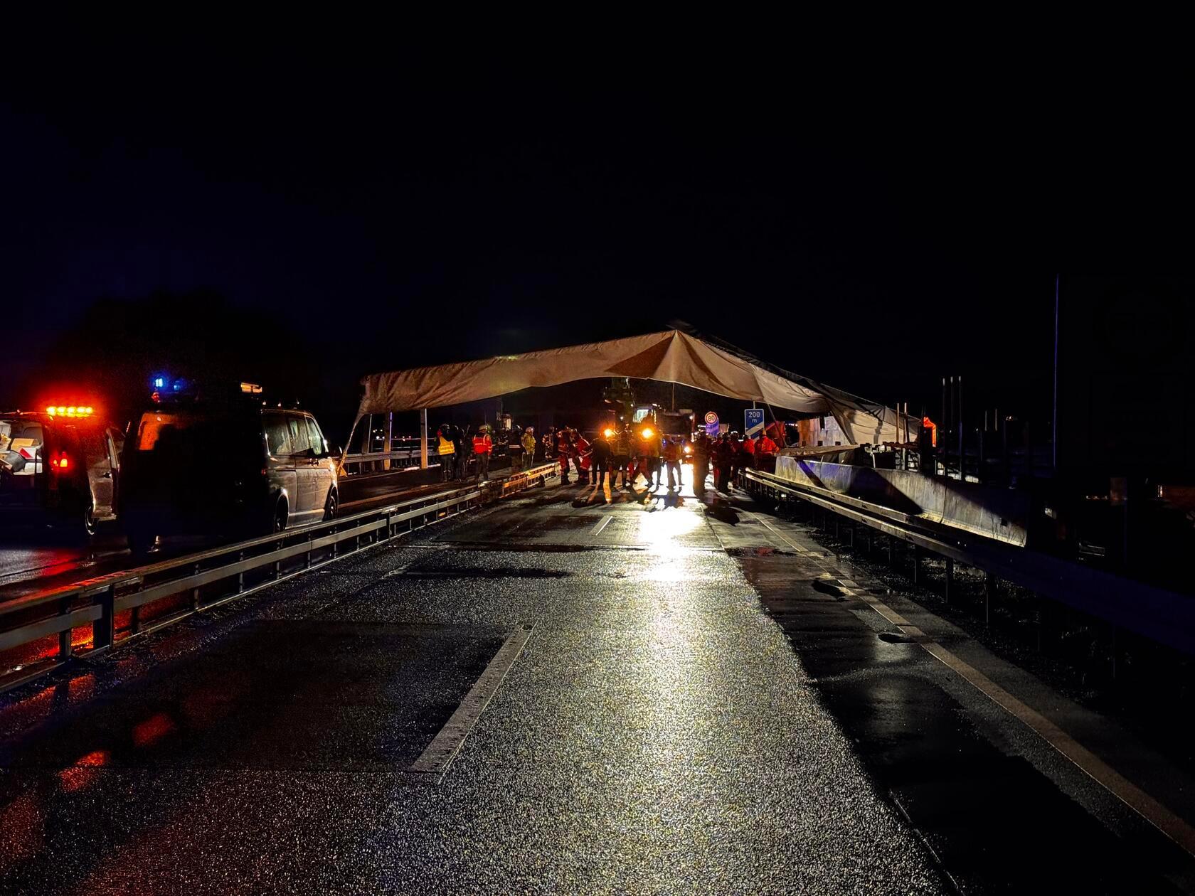 Vor Ort waren neben der Polizei auch mehrere Einsatzkräfte der Feuerwehr.